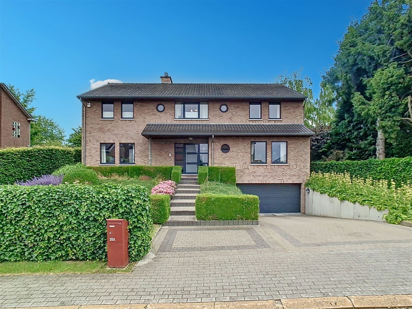 Unieke villa met prachtige tuin op 22a foto {{pictureIndex}}