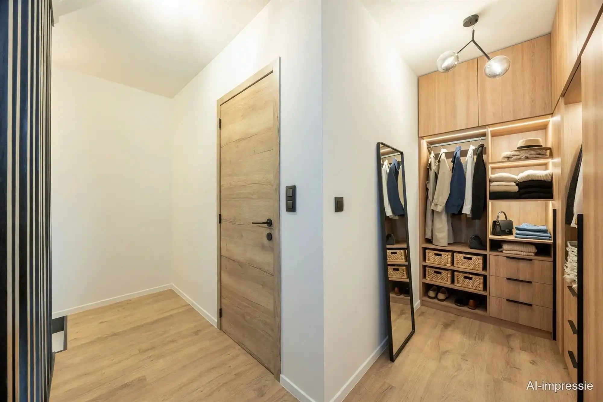 Gerenoveerde woning met drie slaapkamers en tuin foto 17