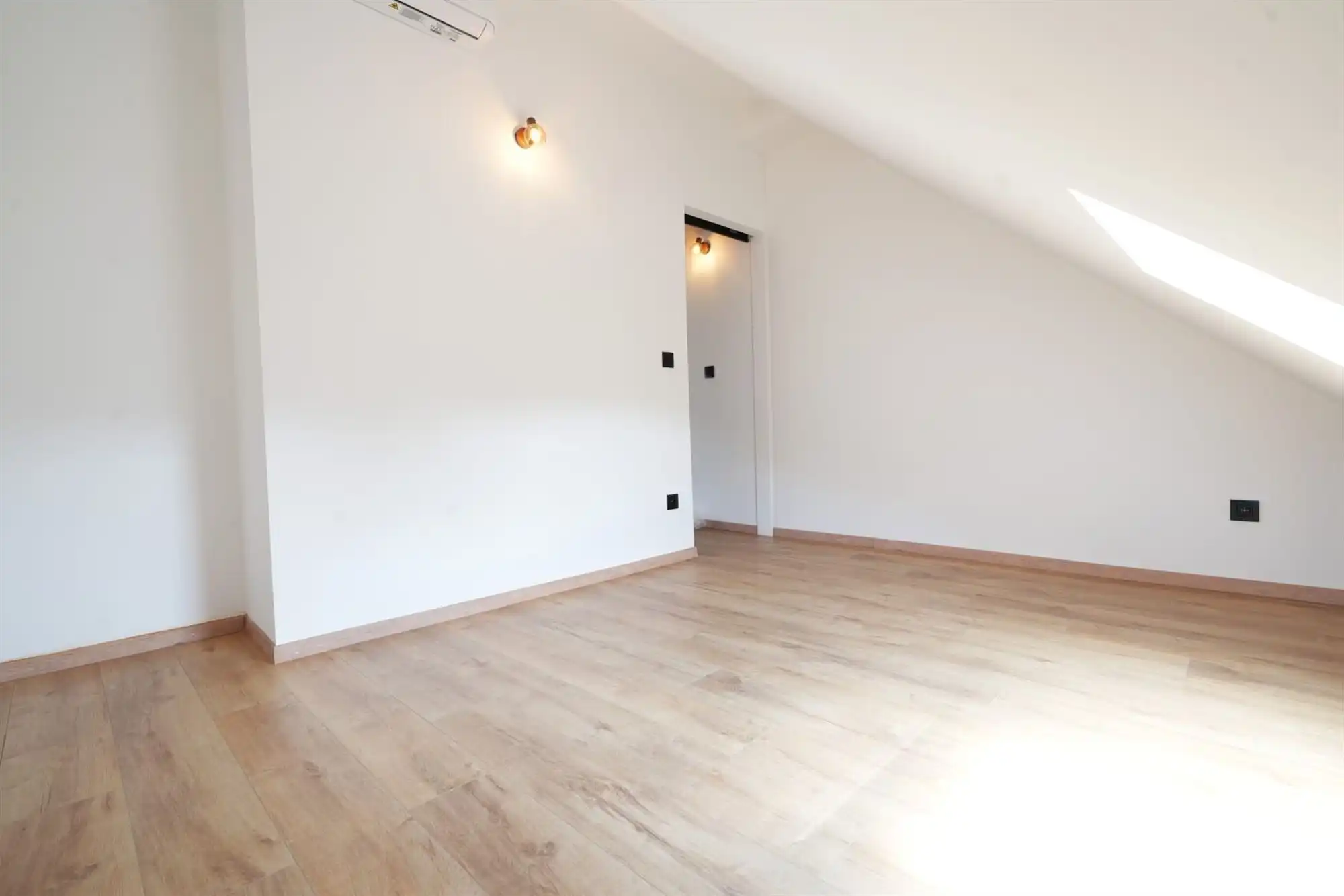 Gerenoveerde woning met drie slaapkamers en tuin foto 17