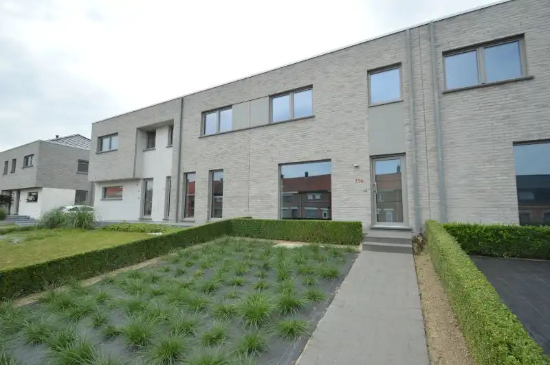 Recente lage-energiewoning met mooie tuin en garage foto {{pictureIndex}}