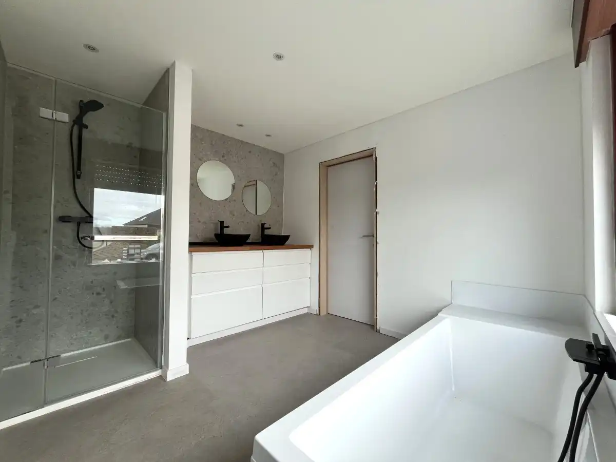 Zonnebeke – Volledig gerenoveerde woning met tuin foto 8