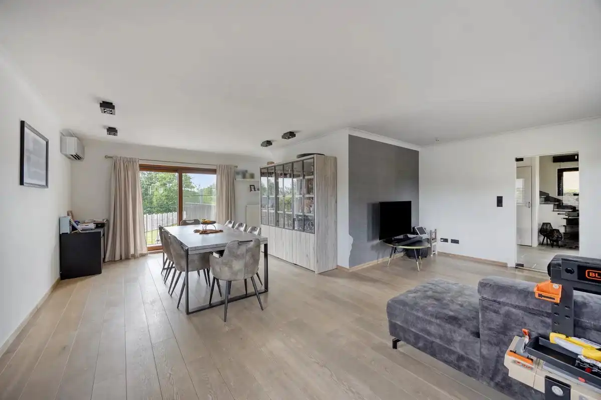 RUIME WONING OP GUNSTIGE LOCATIE EN GELEGEN OP EEN PERCEEL VAN 17A44CA foto 2