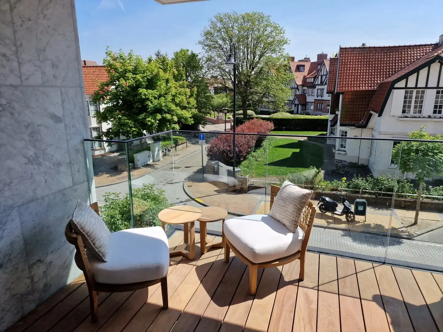 Subliem appartement met zonneterras, genietend van prachtige open zichten op het groen en de villa's van het Zoute. foto 15