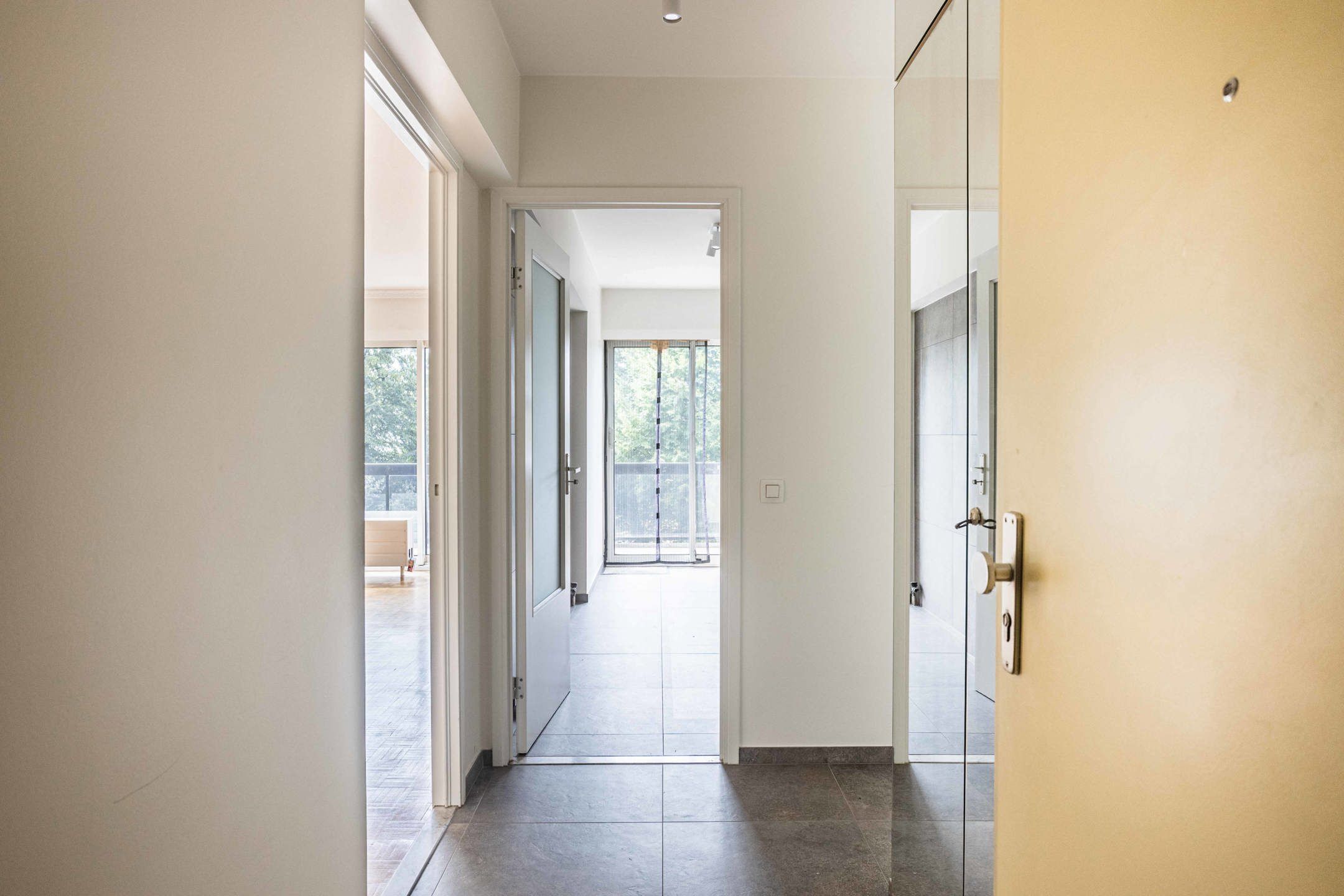Volledig gerenoveerd lichtrijk appartement foto 3