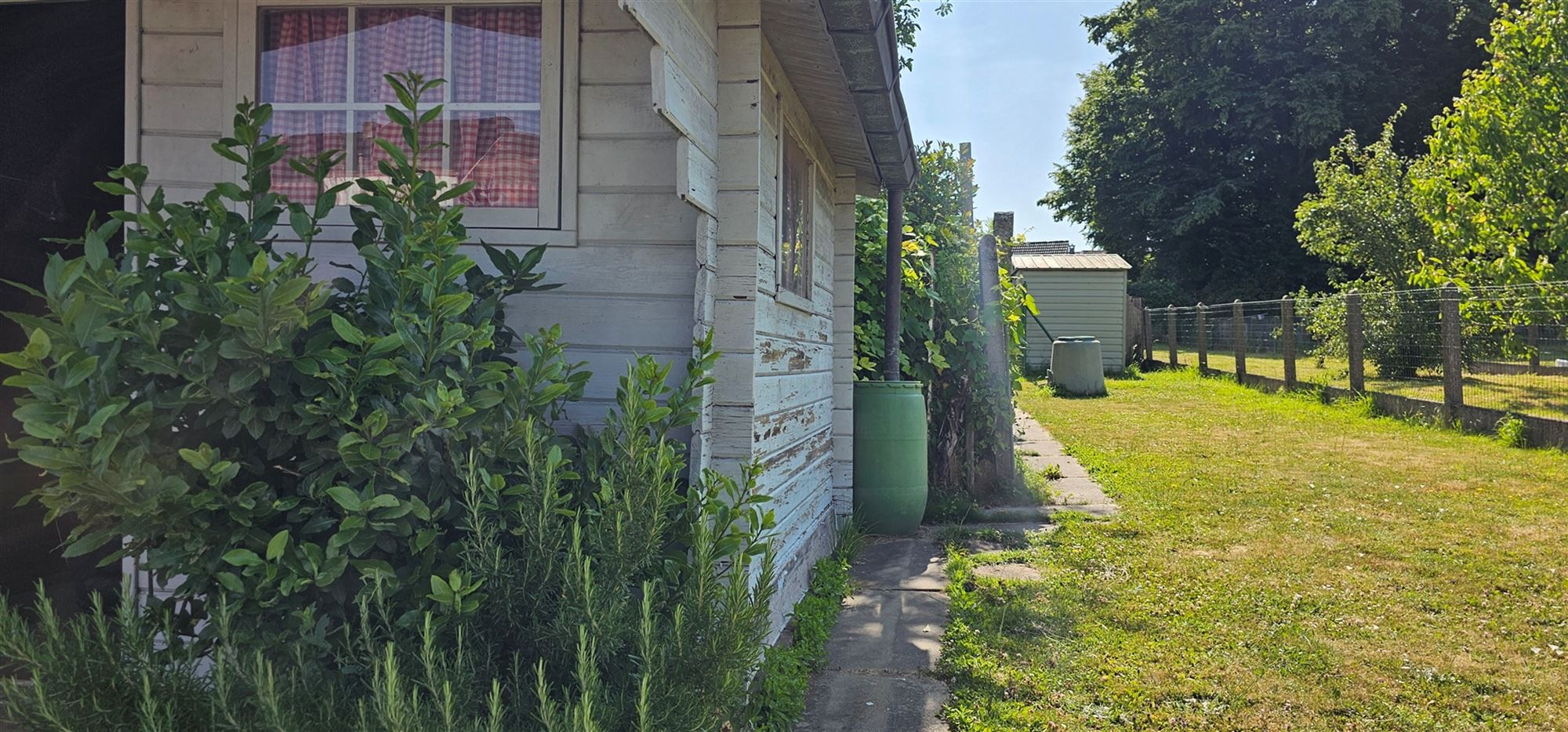VERZORGDE WONING MET GROTE GARAGE & BOUWGROND foto 2