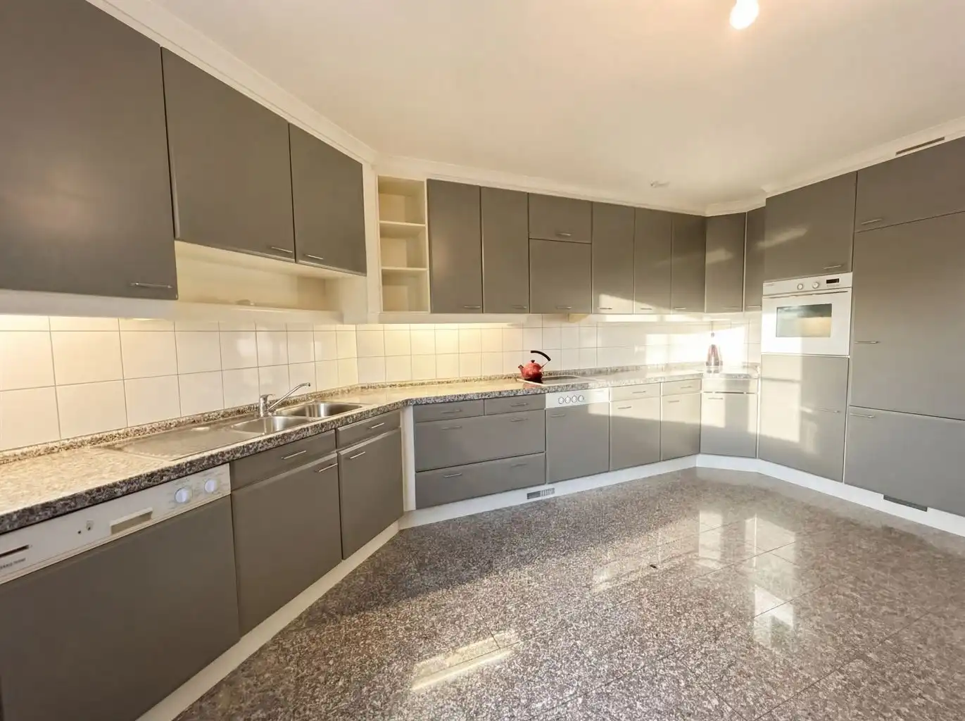 Zeer ruim gelijkvloers appartement voorzien van 2 (+1) slaapkamers, terrassen en afgesloten garagebox, gelegen nabij het centrum van Maaseik. foto 6