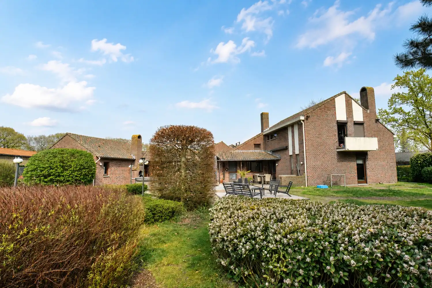 Royale gezinswoning met 4 slaapkamers op toplocatie, inclusief naastliggend perceel grond foto 3