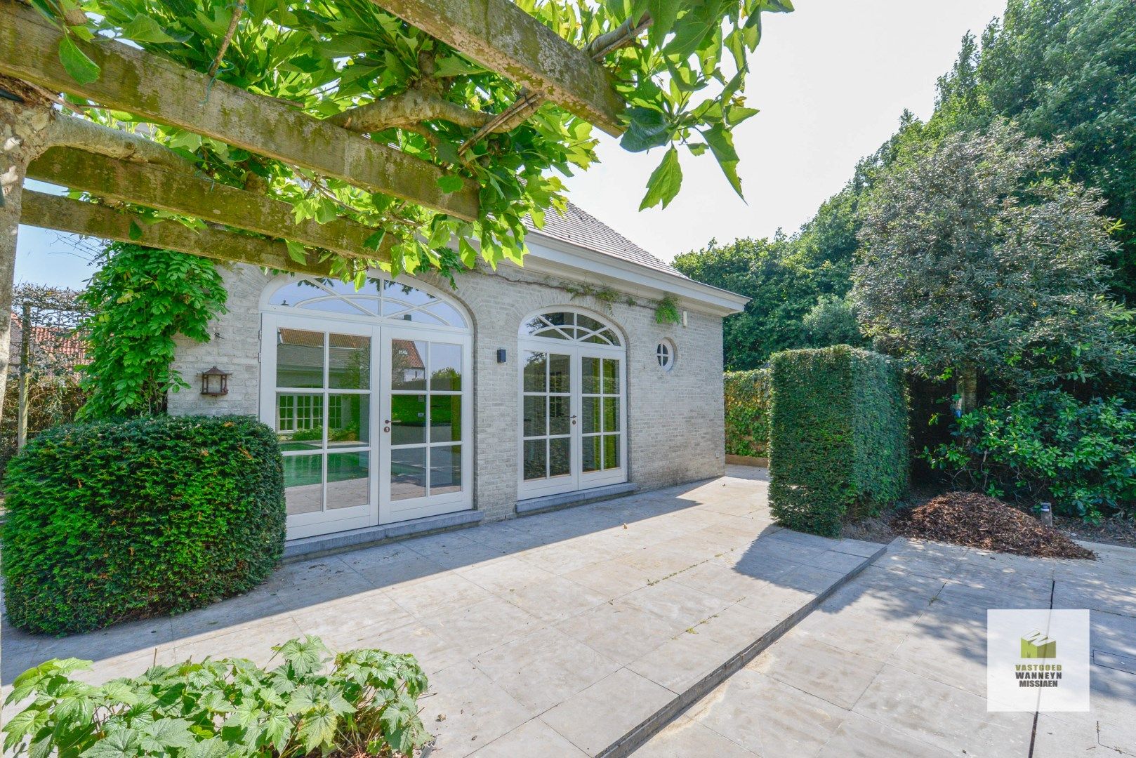 Luxueuze woning met burelen en woonst met zwembad foto 28