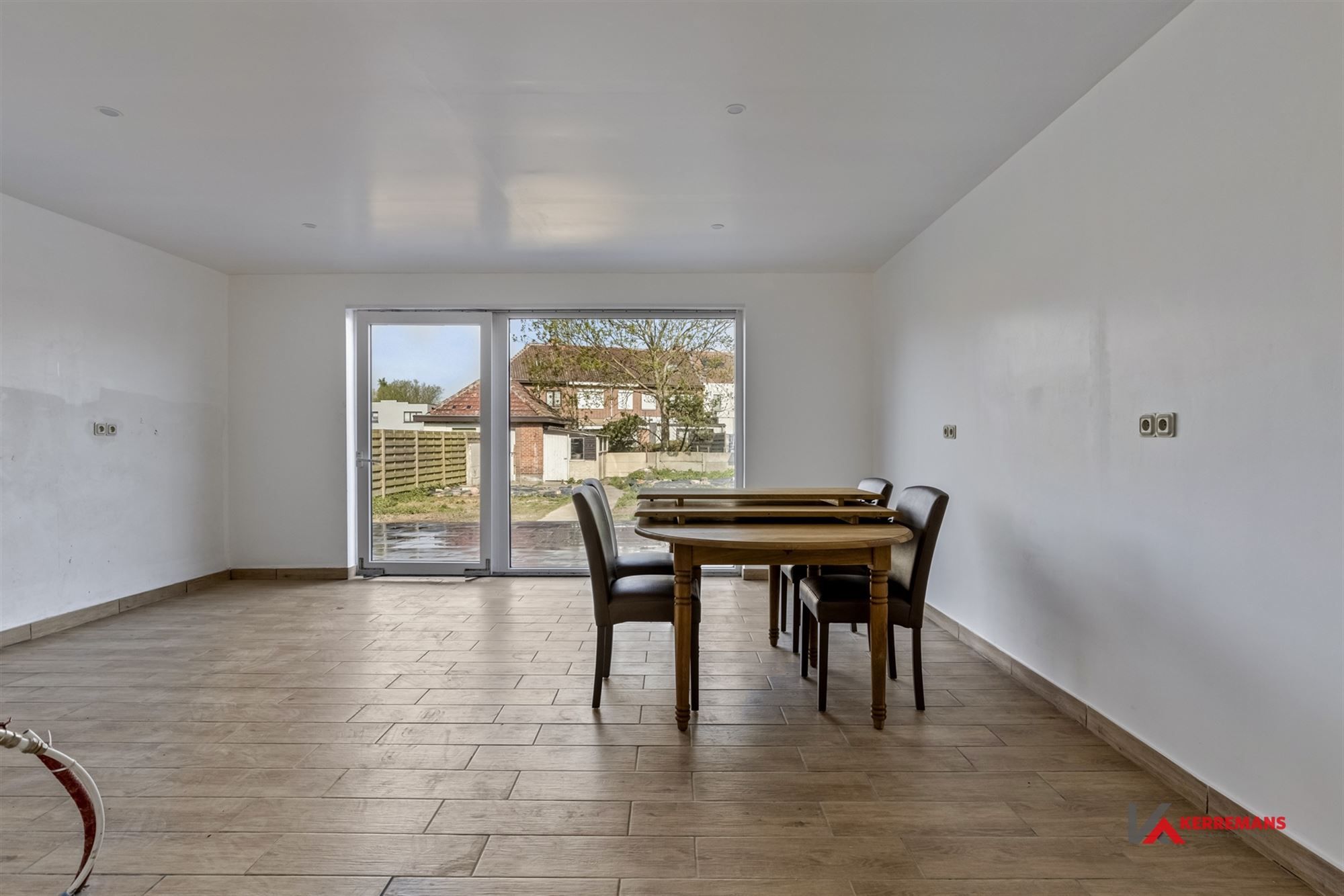 Half open bebouwing met 4 slaapkamers, tuin en garage. foto 6