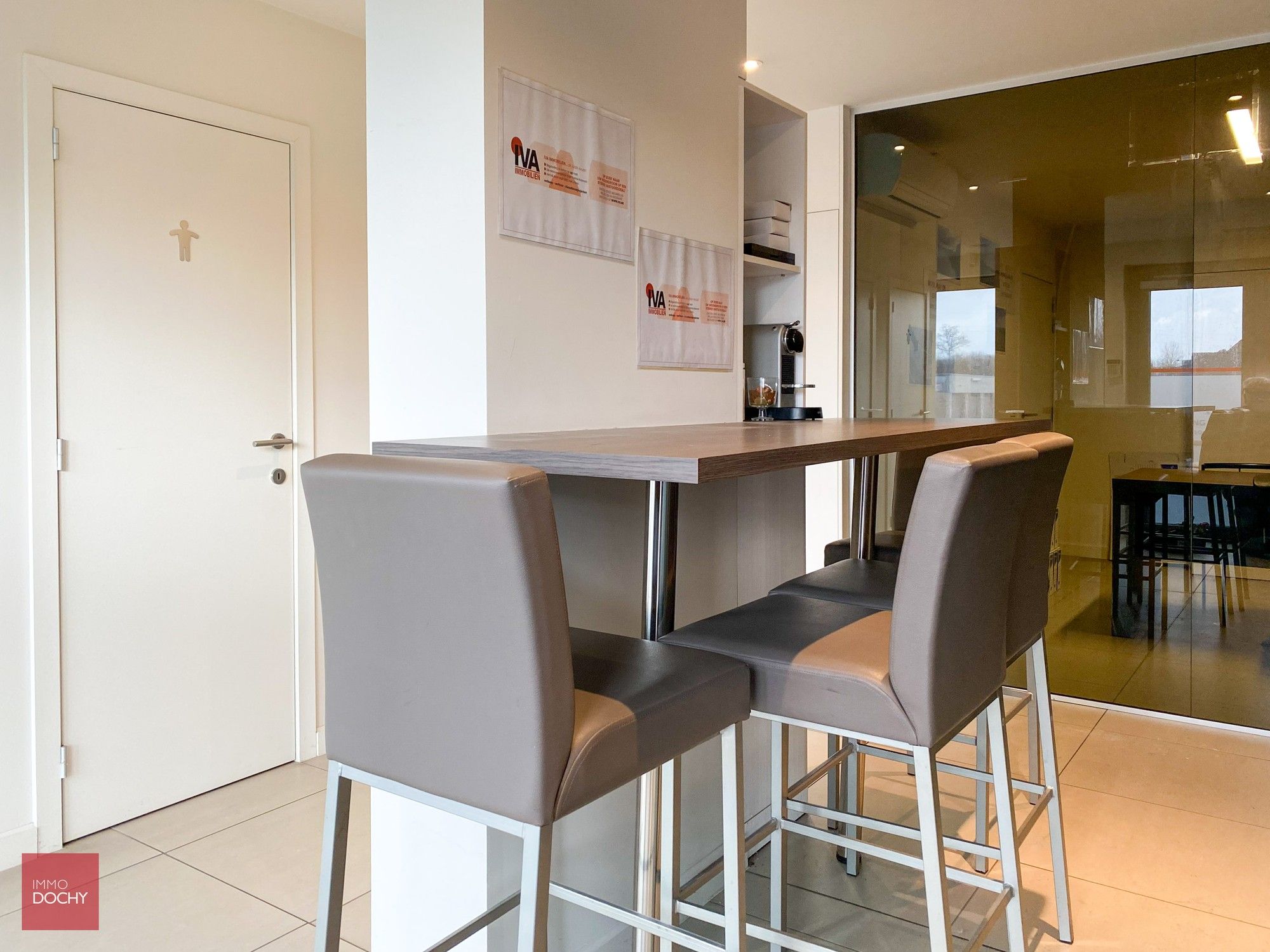 Heel goed gelegen handelspand / instapklare kantoren met private parking | Beverestraat foto 6