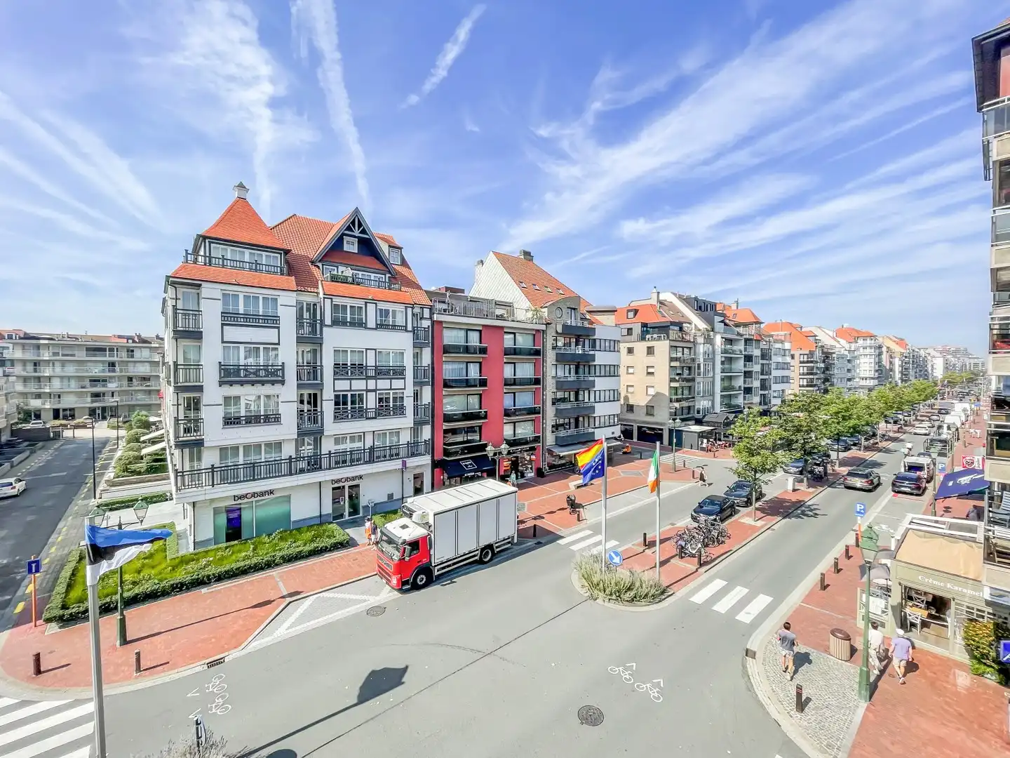 Recent gerenoveerd, lichtvol hoekappartement. Riant zicht op Lippenslaan en Kopsdreef. Mogelijkheid tot aankoop garage op gelijkvloers.  foto 2