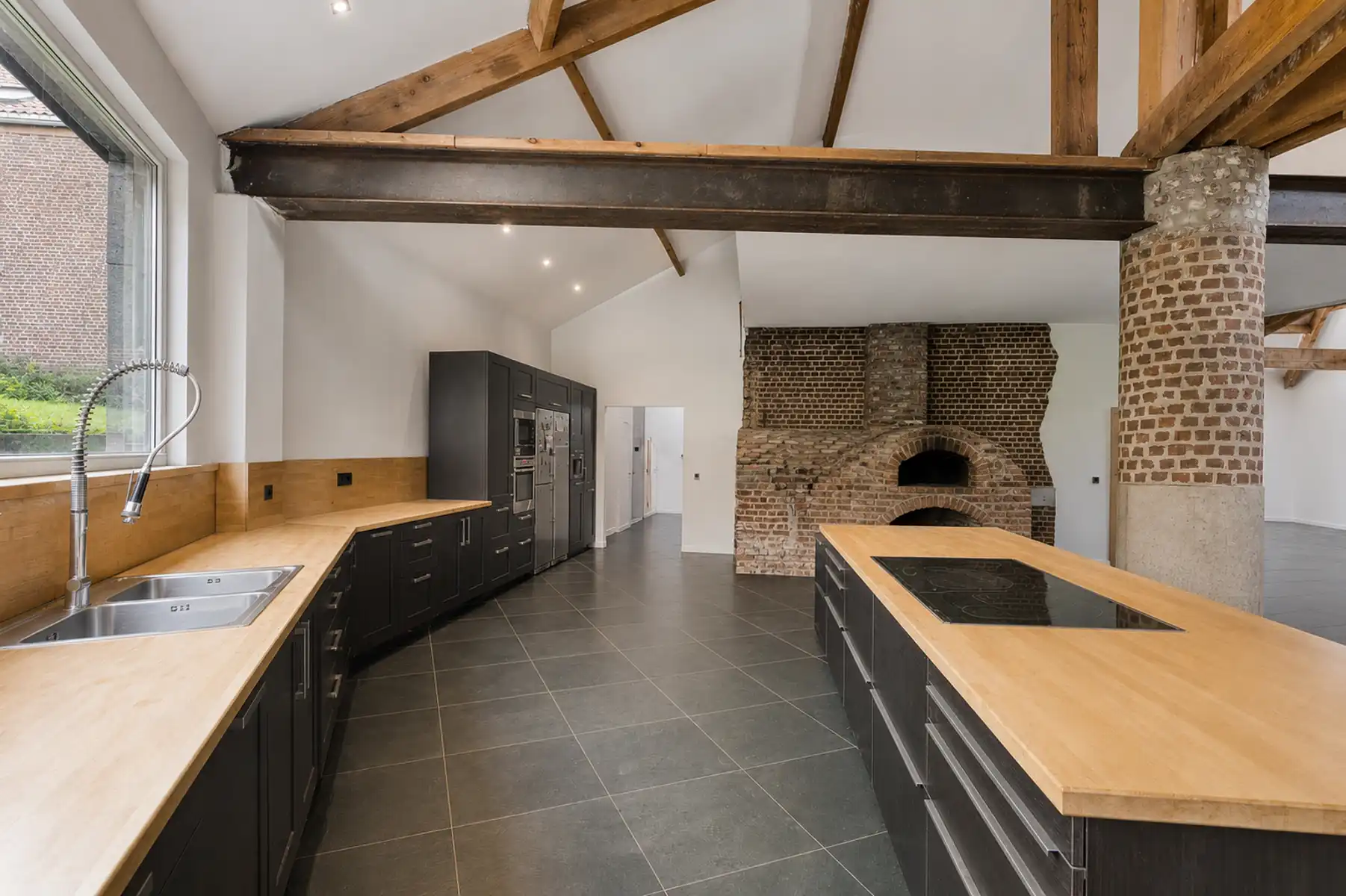 Ruime  gerenoveerde hoeve met werkplaats, zwembad en EPC B foto 9