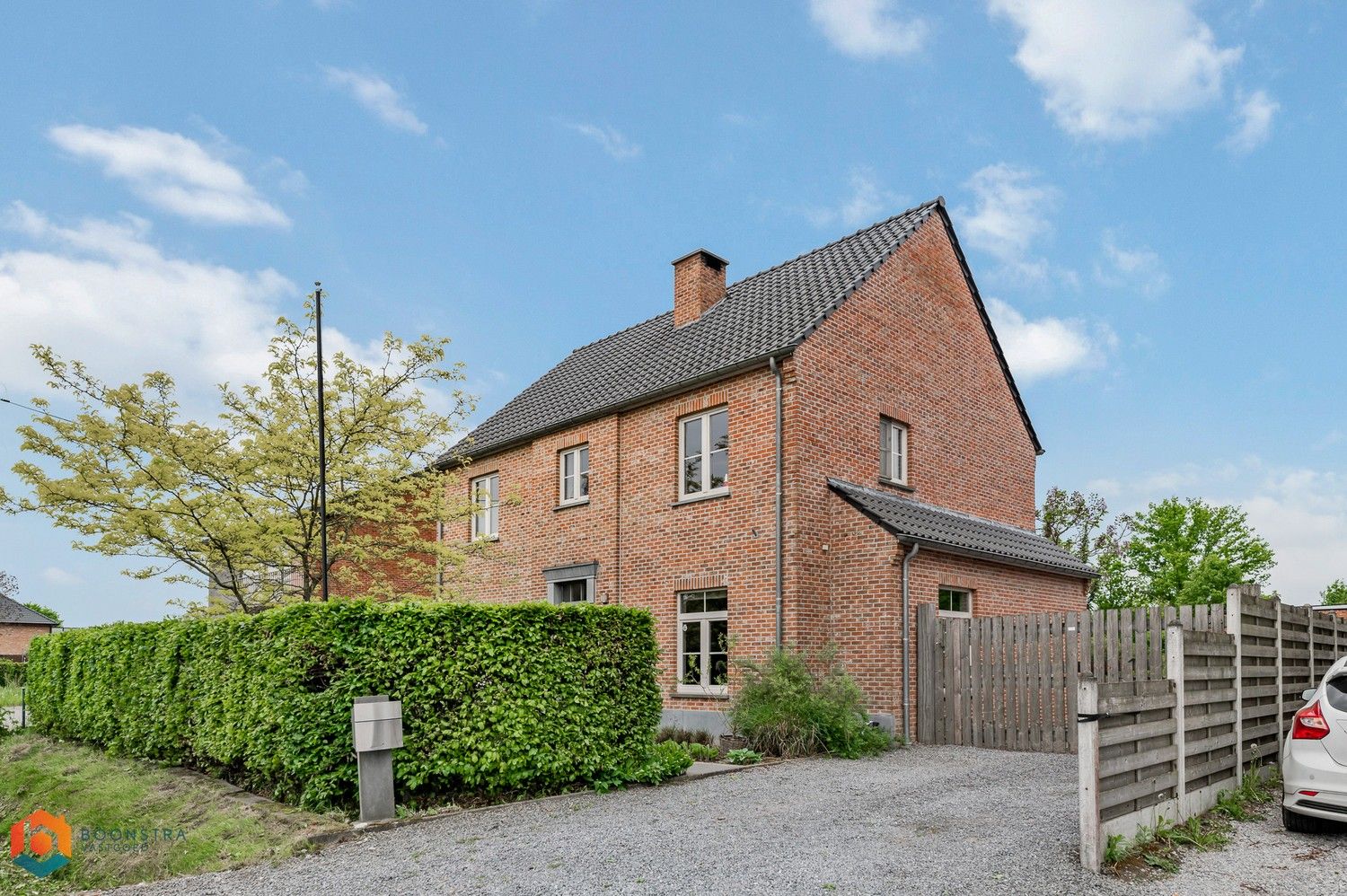 Stijlvolle en energiezuinige woning met 5 Slpkrs op een ruim perceel van 1370 m² foto {{pictureIndex}}