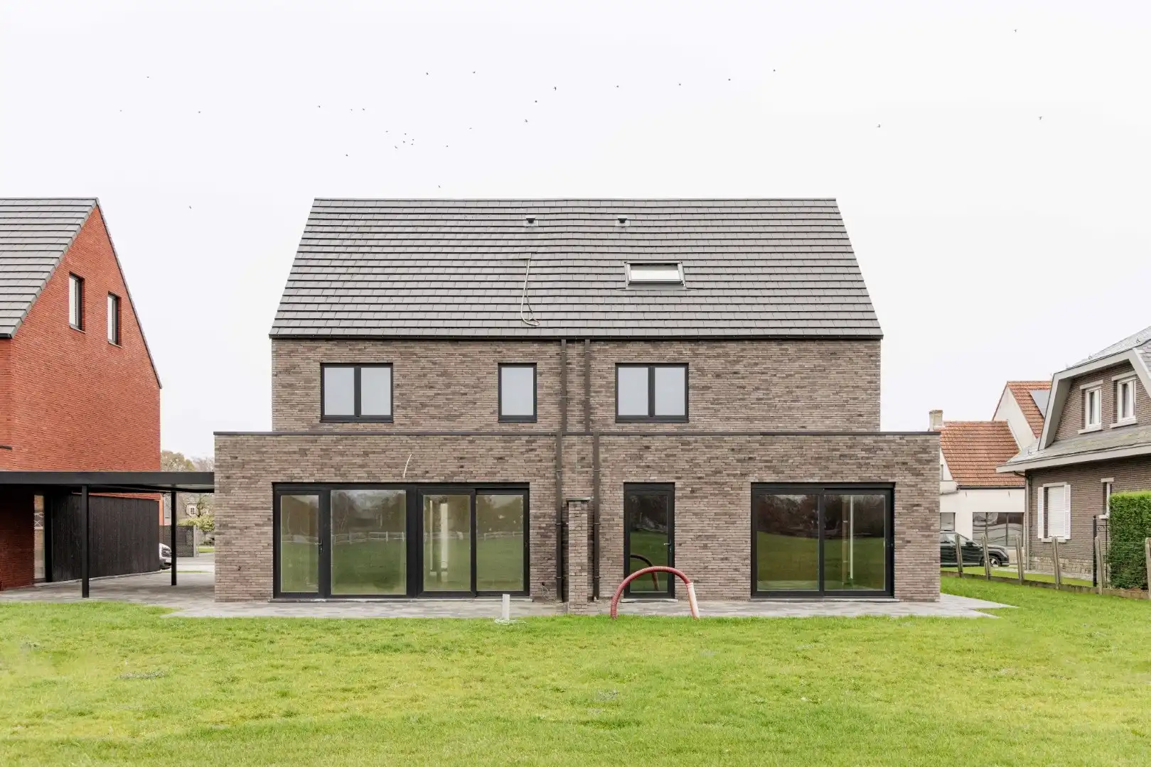 Energiezuinige halfopen bebouwing met ruime tuin foto 2