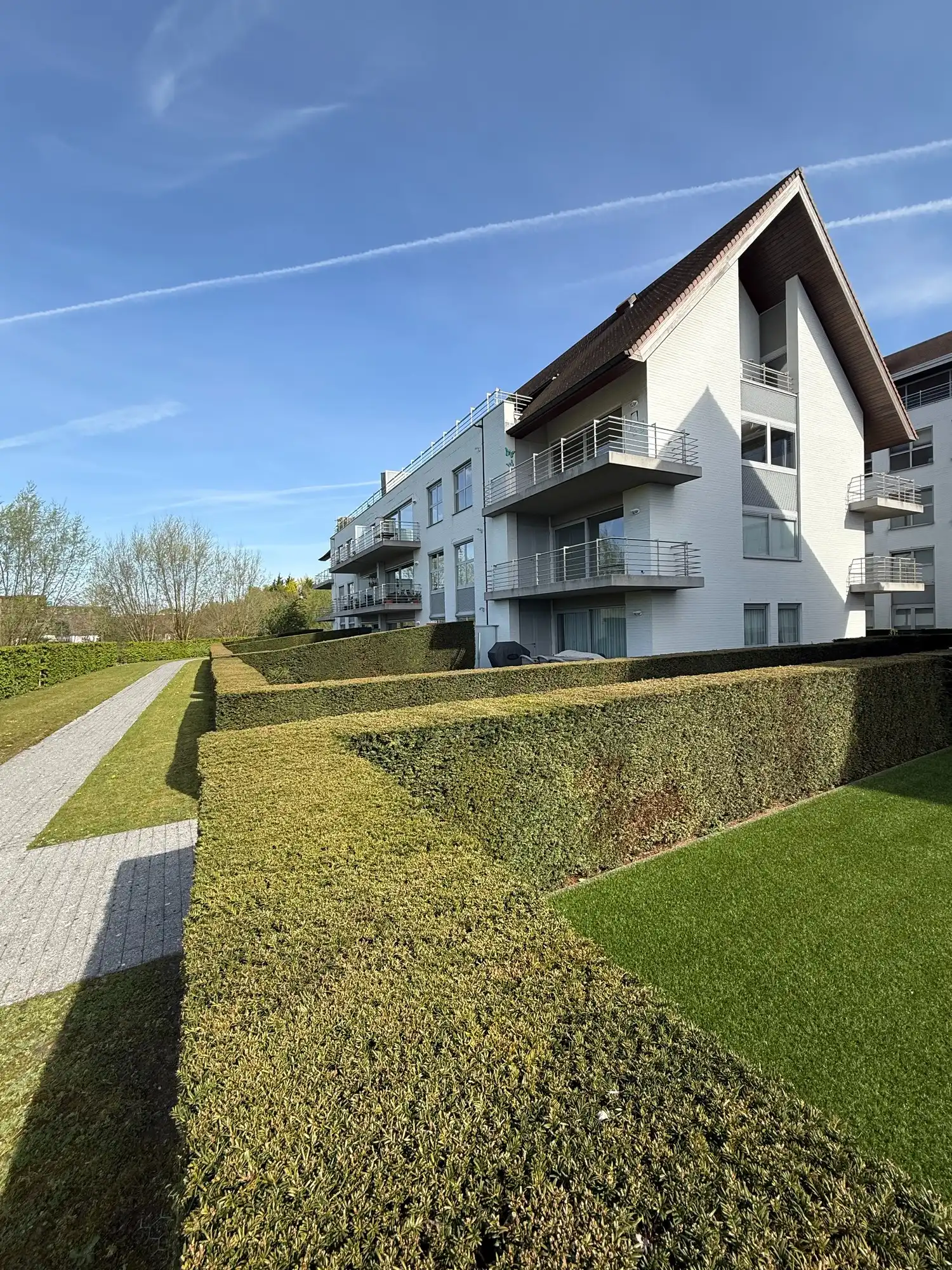 Volledig opgeschilderd ruim appartement op mooie ligging | Potegemstraat foto {{pictureIndex}}