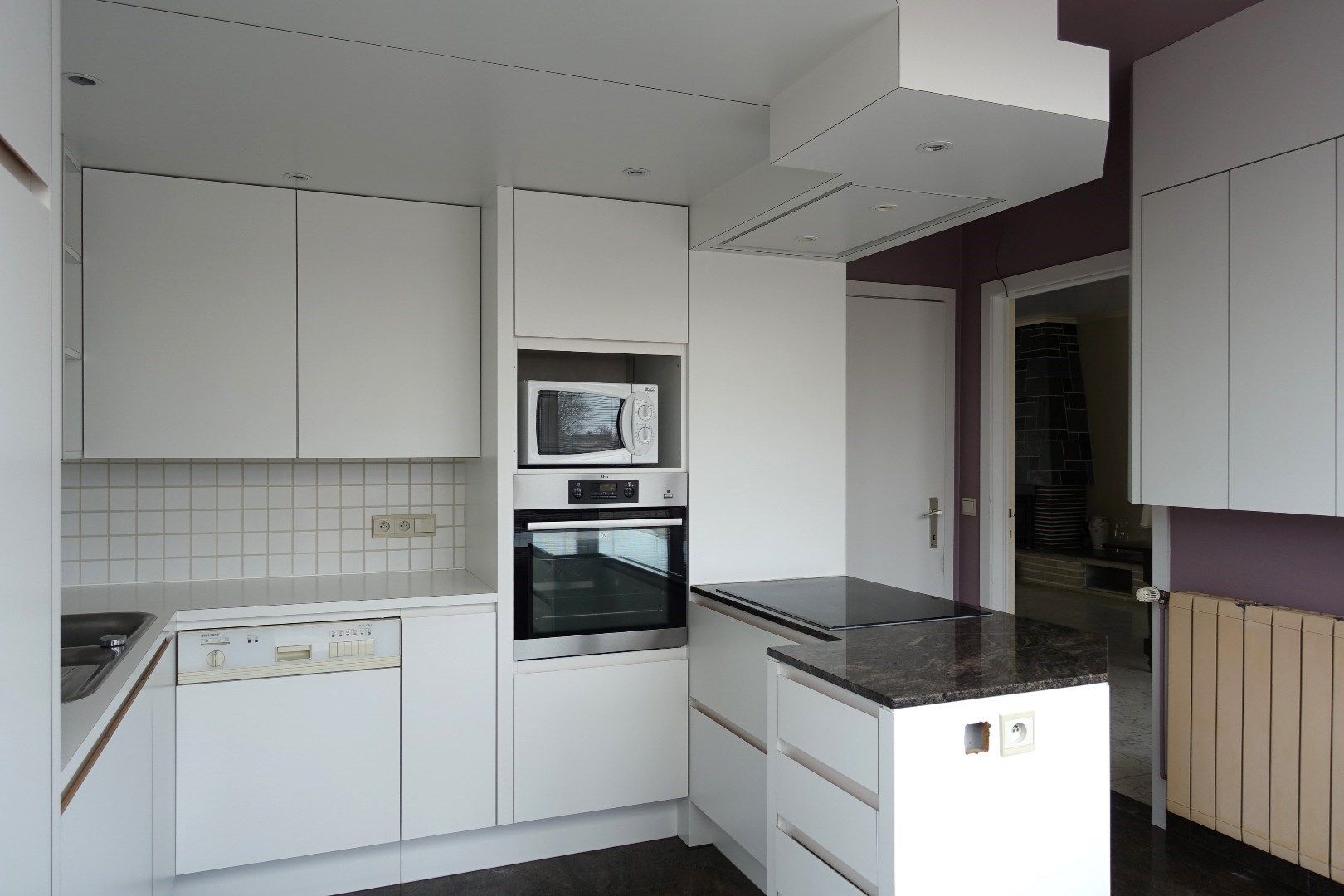 Ruime op te frissen woning met garages op een uitstekende locatie in centrum Oudenburg foto 7