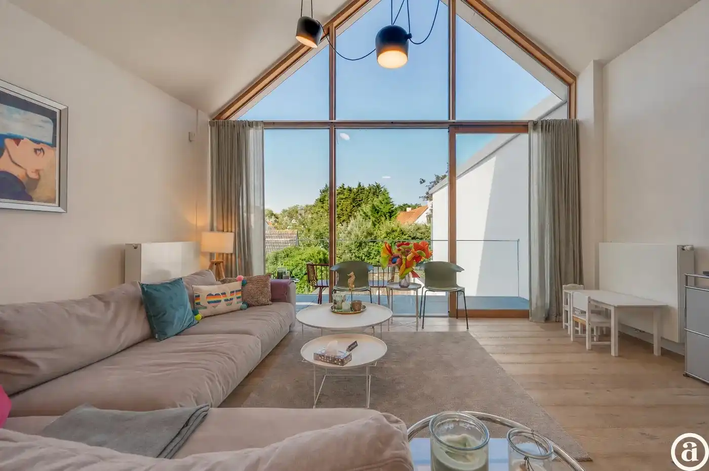 Recente woning aan het karaktervolle Oosthoekplein.          foto 6