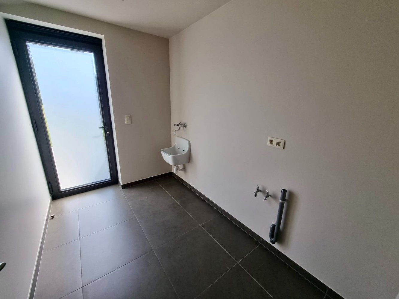 Ruime woning met 4 slaapkamers te huur! foto 7