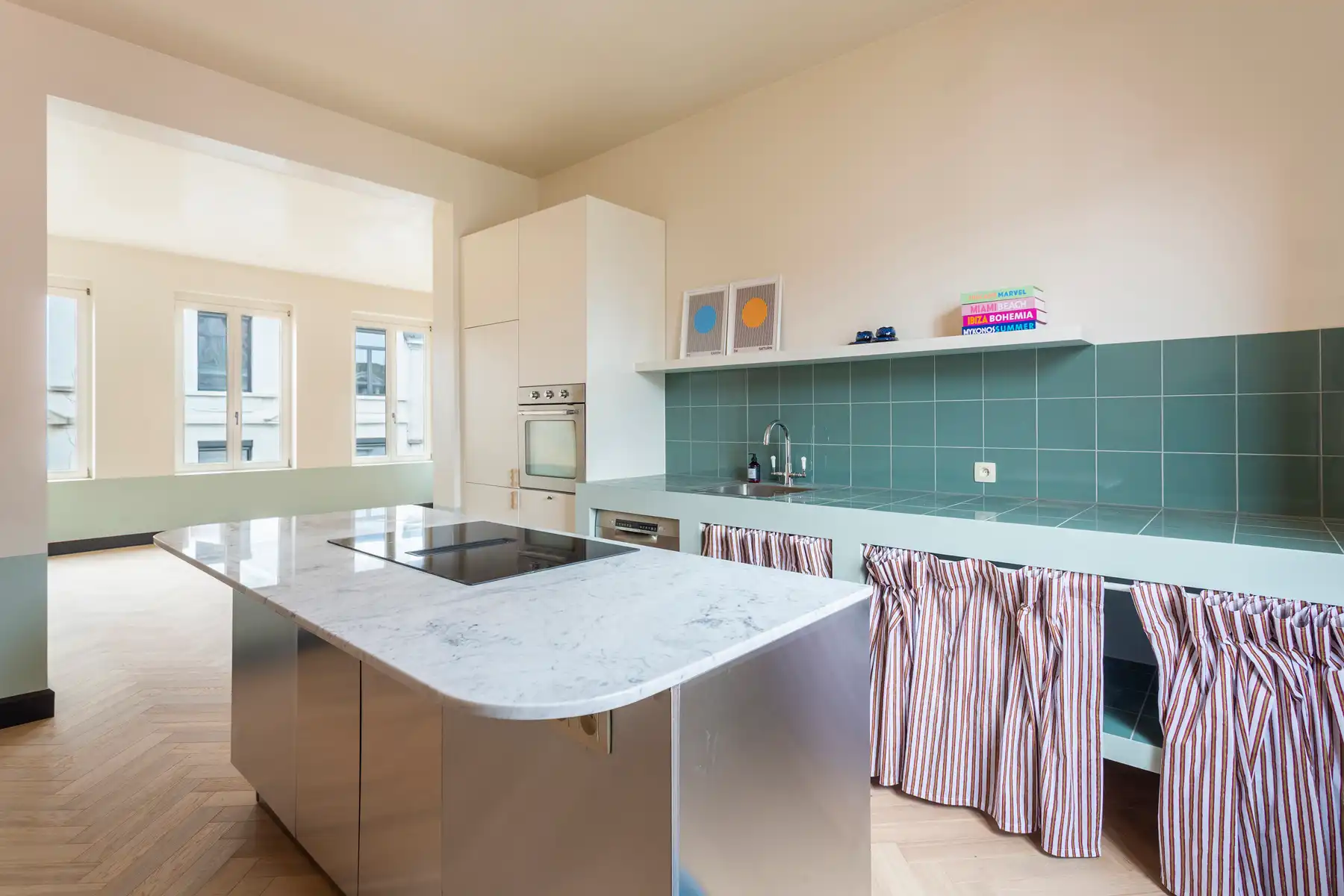 Gerenoveerd duplexappartement nabij het Zuid foto {{pictureIndex}}