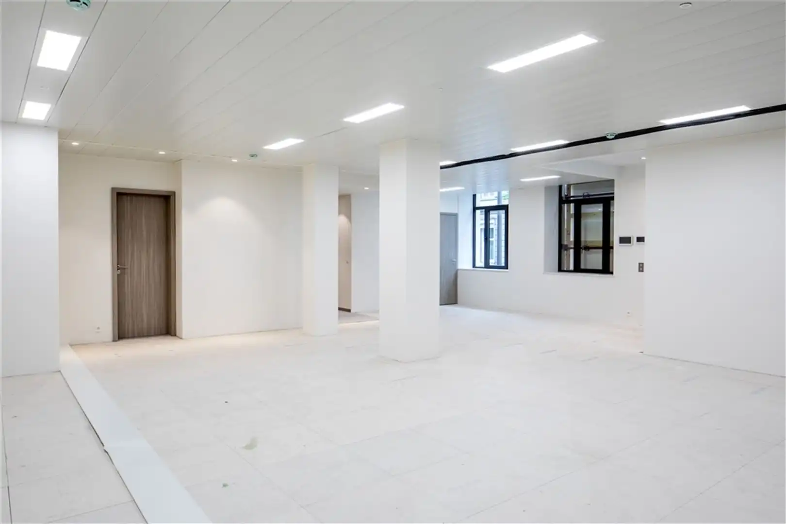 LUCIA: kantoren te huur 132m² foto 8