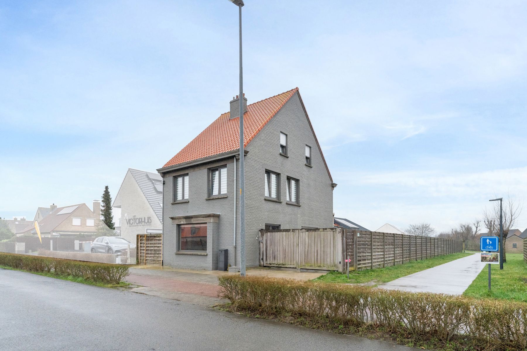 Alleenstaande woning op 721 m² met 6 slpk, garage en tuin foto {{pictureIndex}}