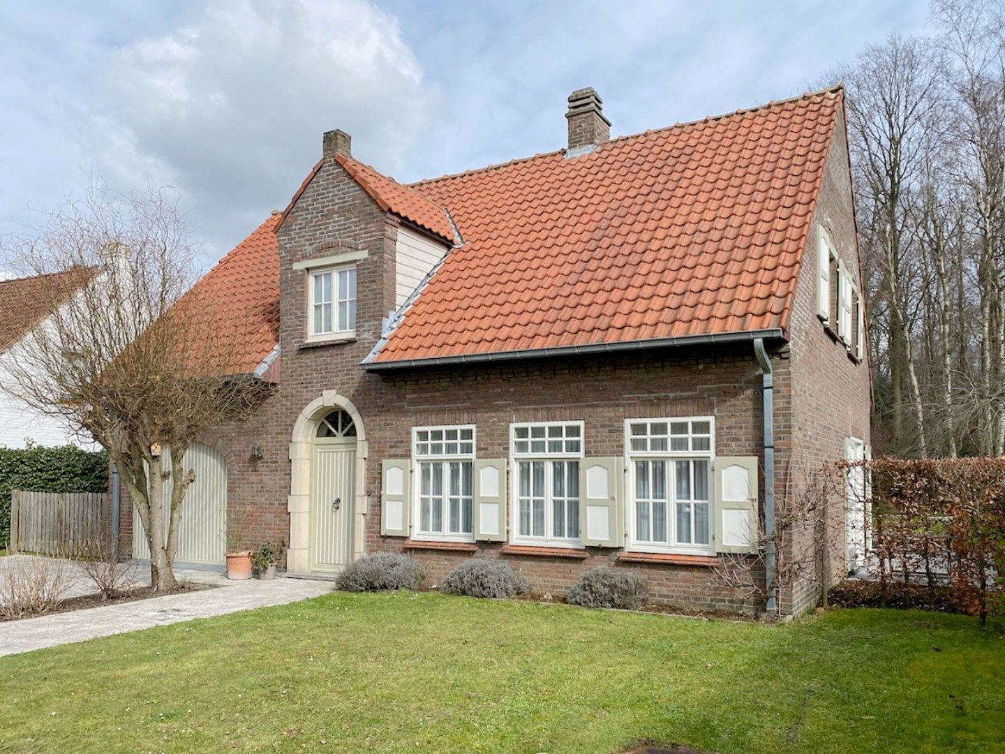 VILLA met 4 kamers en garage 1640 SINT-GENESIUS-RODE foto {{pictureIndex}}