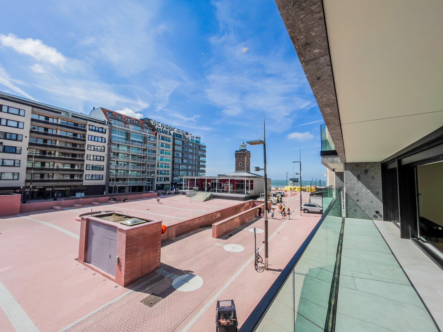 Exceptioneel hoekappartement (zuid -west oriëntatie 23 meter gevelbreedte) met OPEN zicht en zijdelings ZEEzicht aan het Lichttorenplein foto 2