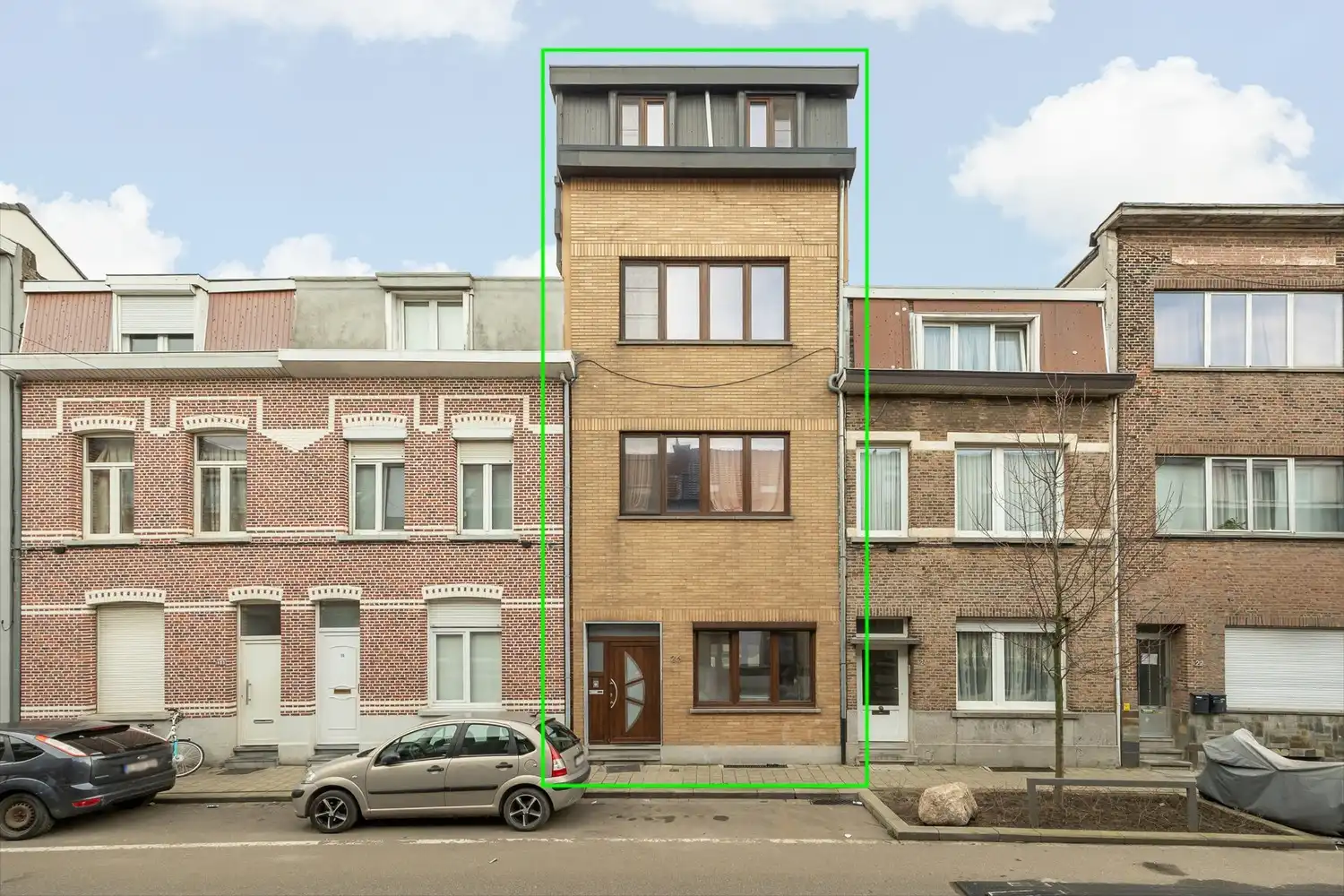 Ruime  woning met 6 tot 8 slaapkamers en veelzijdige woonmogelijkheden foto {{pictureIndex}}