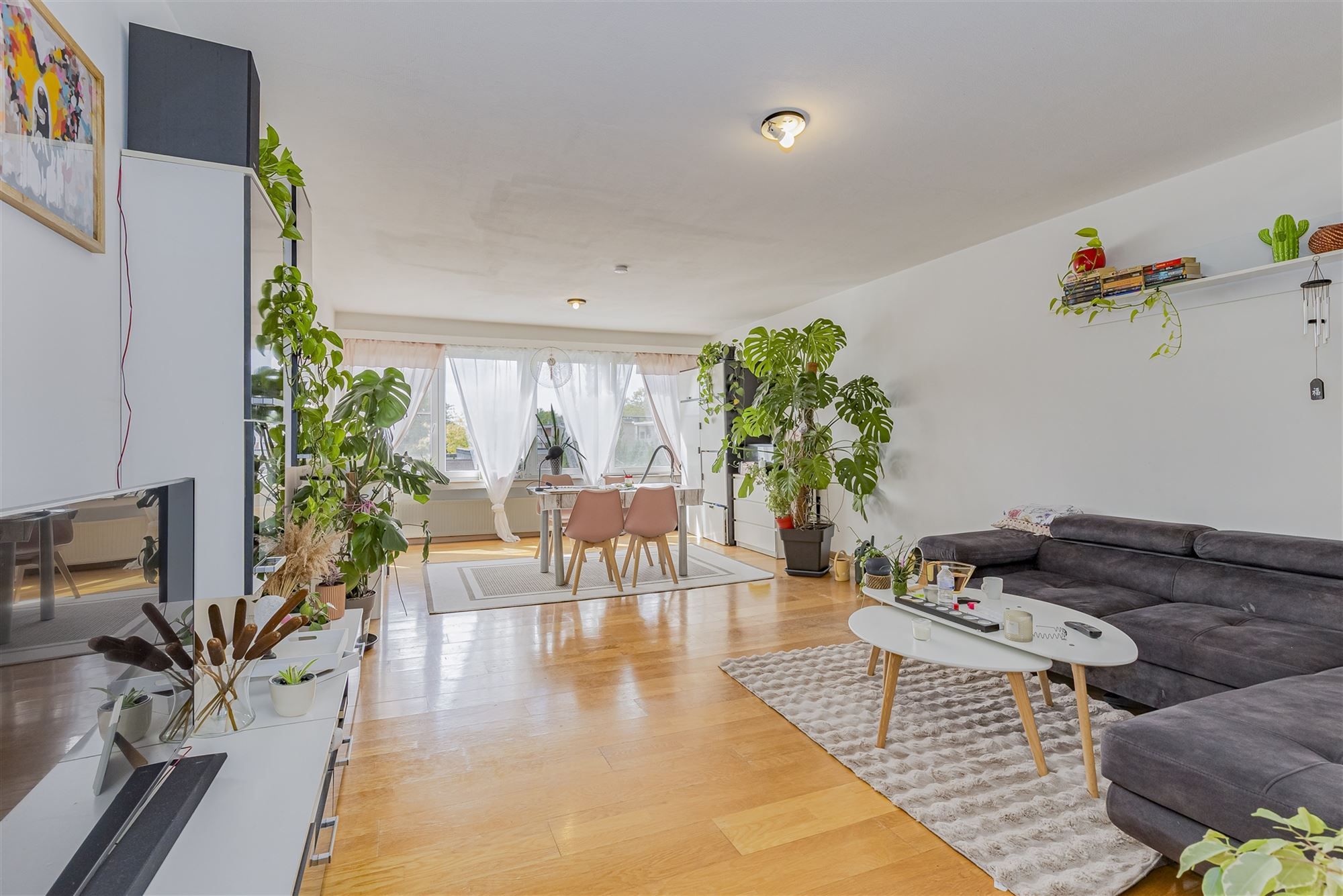 Ruim appartement met 2 slpk + terras te koop in Mortsel foto 2