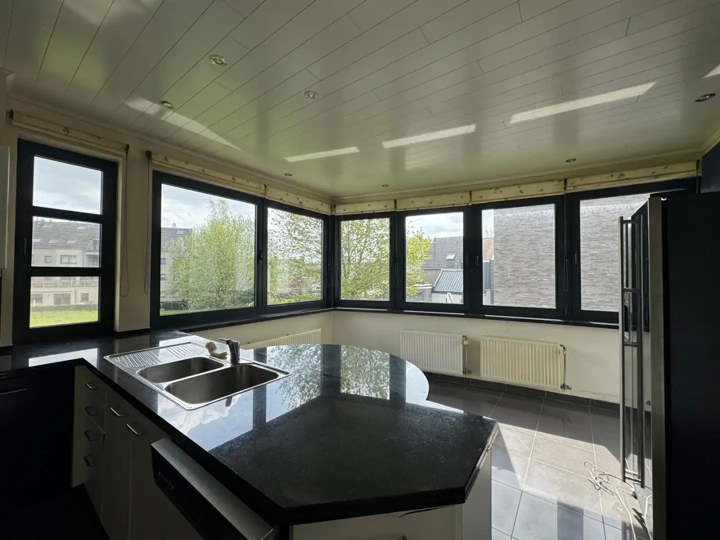 TE HUUR - Op zoek naar een ruim appartement in hartje Merchtem? Welkom Home! foto 7