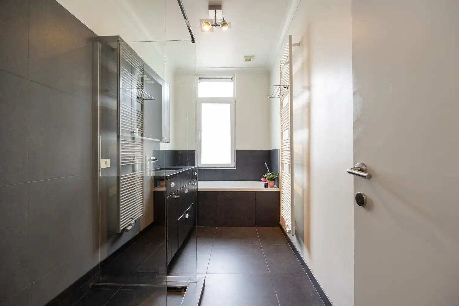 Gerenoveerd 3-slpk appartement van 130 m² met terras in Klein-Antwerpen foto 27