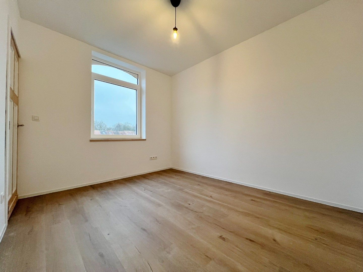 Vernieuwde energiezuinige rijwoning met zonnige stadstuin op centrale ligging.  foto 9