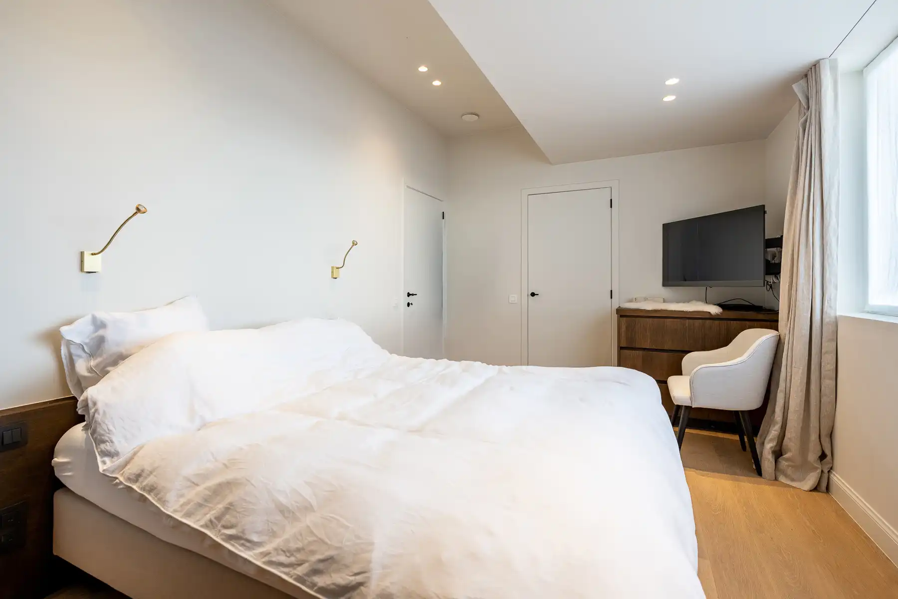 Centrale nieuwbouwwoning met lift en privéparking foto 21
