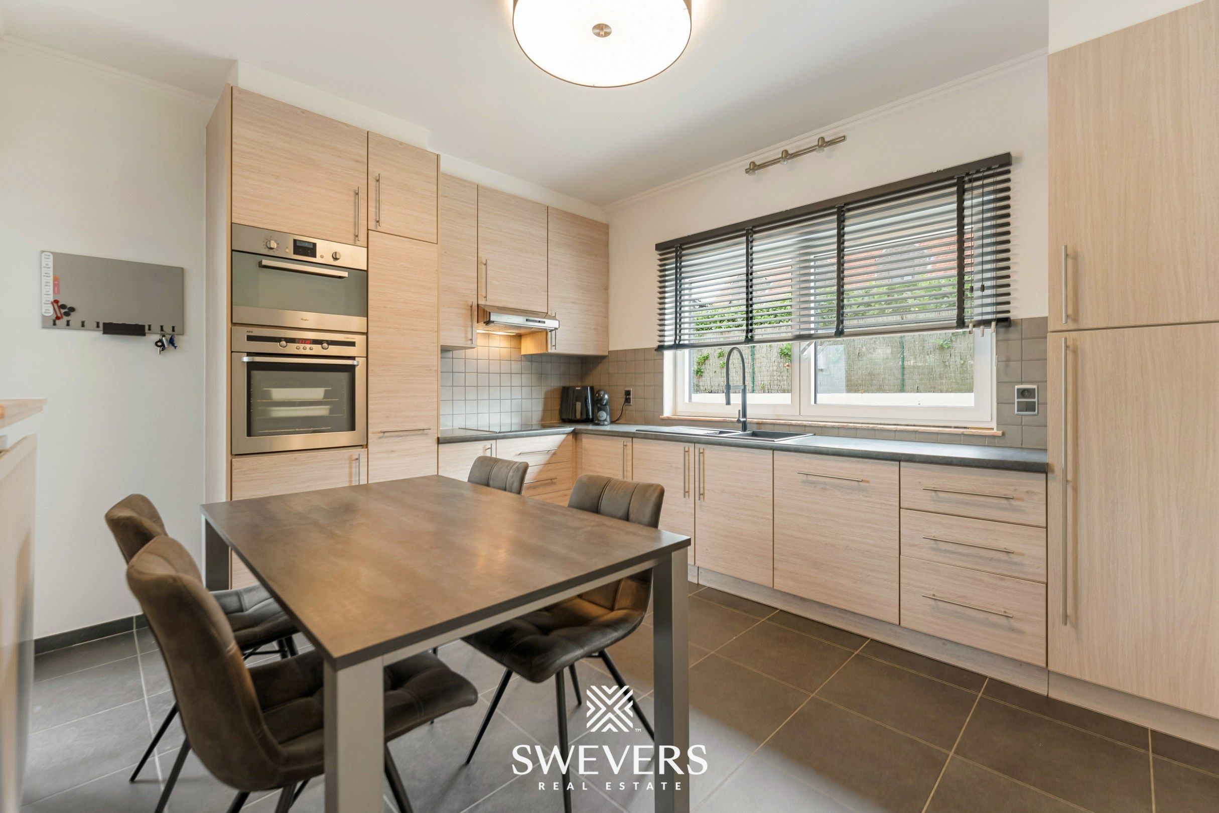 Volledig vernieuwd pareltje met terras, balkon & loods in Riemst foto 8