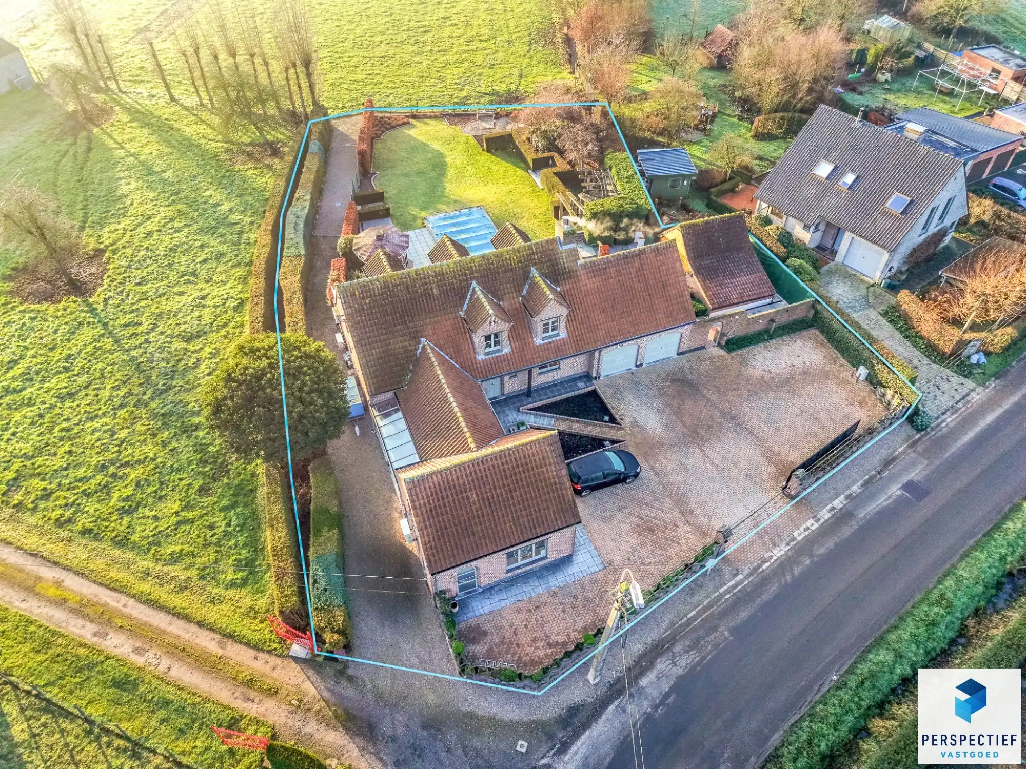 Landelijk gelegen villa met handelsruimte en buitenzwembad op 1370 m² foto {{pictureIndex}}