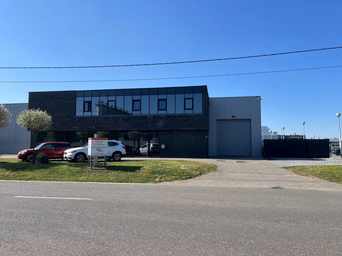 217m² kantoren + 696m² bedrijfshal foto {{pictureIndex}}