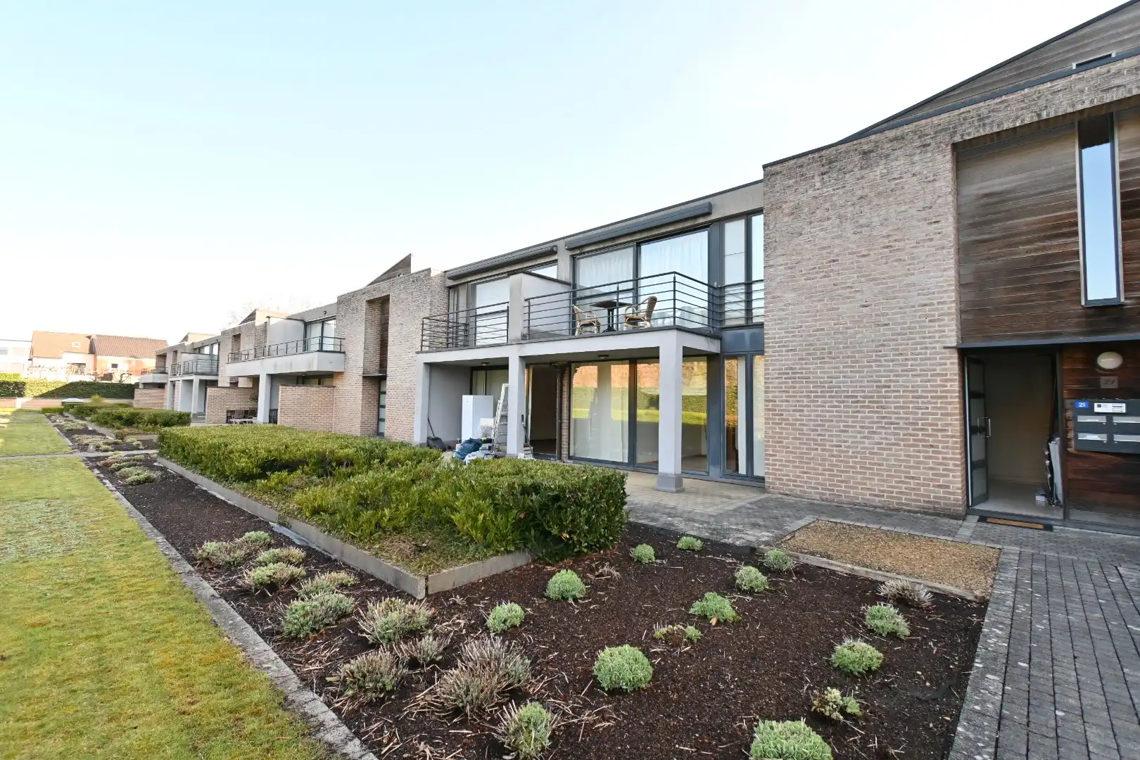 Degelijk 2-slaapkamer gelijkvloersappartement met autostandplaats + in hartje Bilzen foto 2