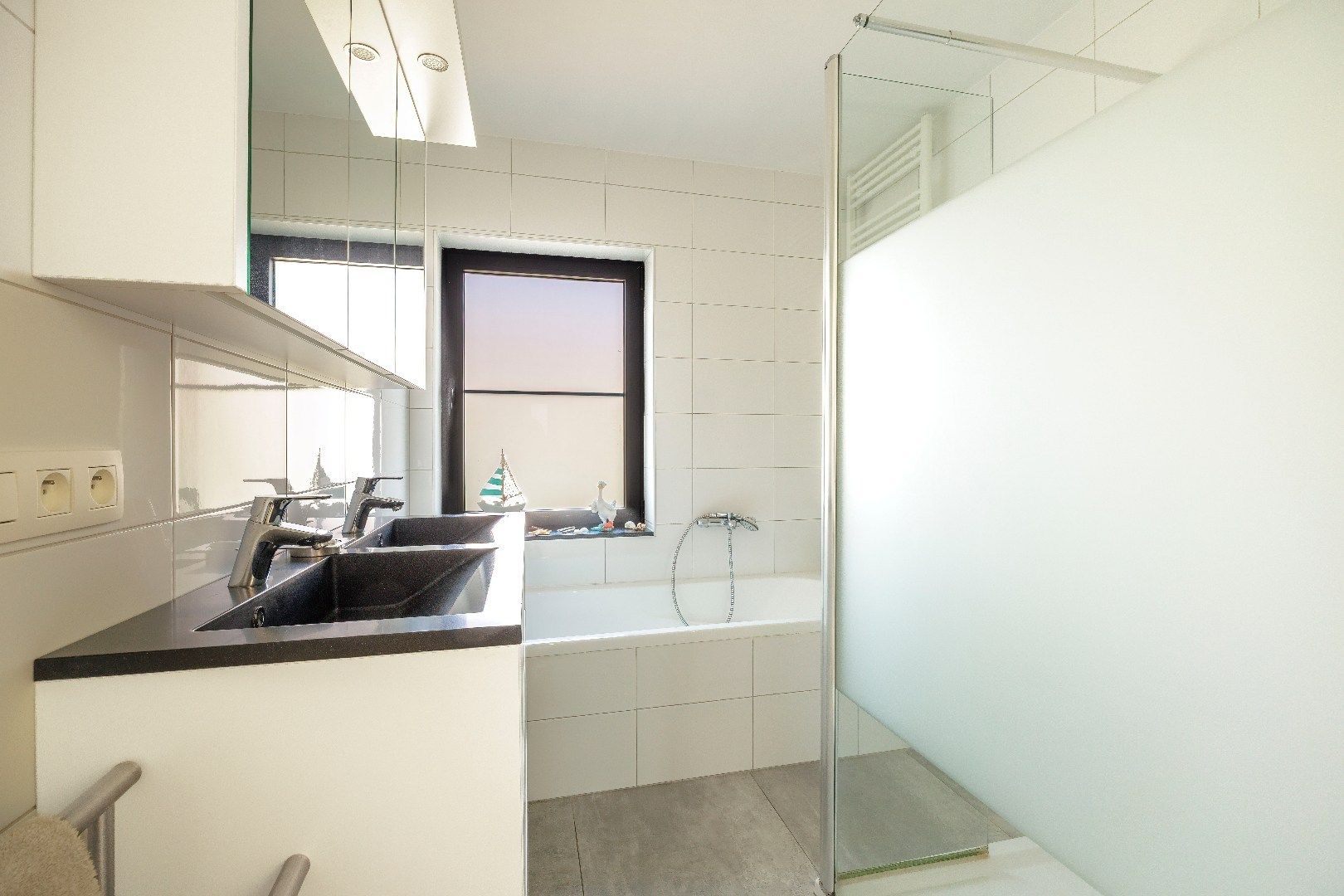 Top gerenoveerde woning met uitzonderlijke lichtinval in het hartje van Heist foto 14