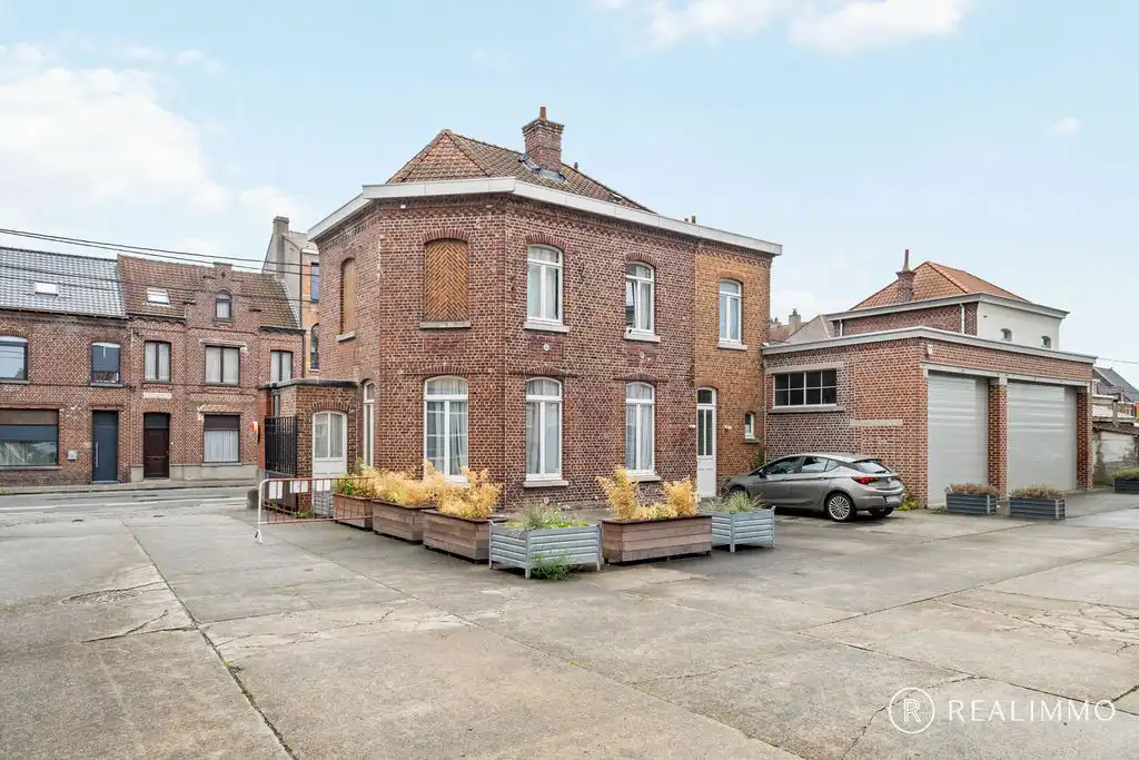 Authentiek gerenoveerde woning met ruim terras in hartje Avelgem foto 2
