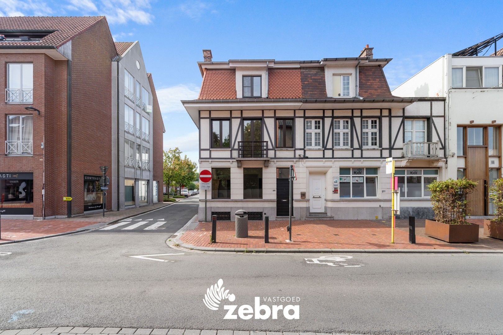 Karaktervol huis in cottagestijl met 4 slaapkamers in centrum Roeselare! foto {{pictureIndex}}