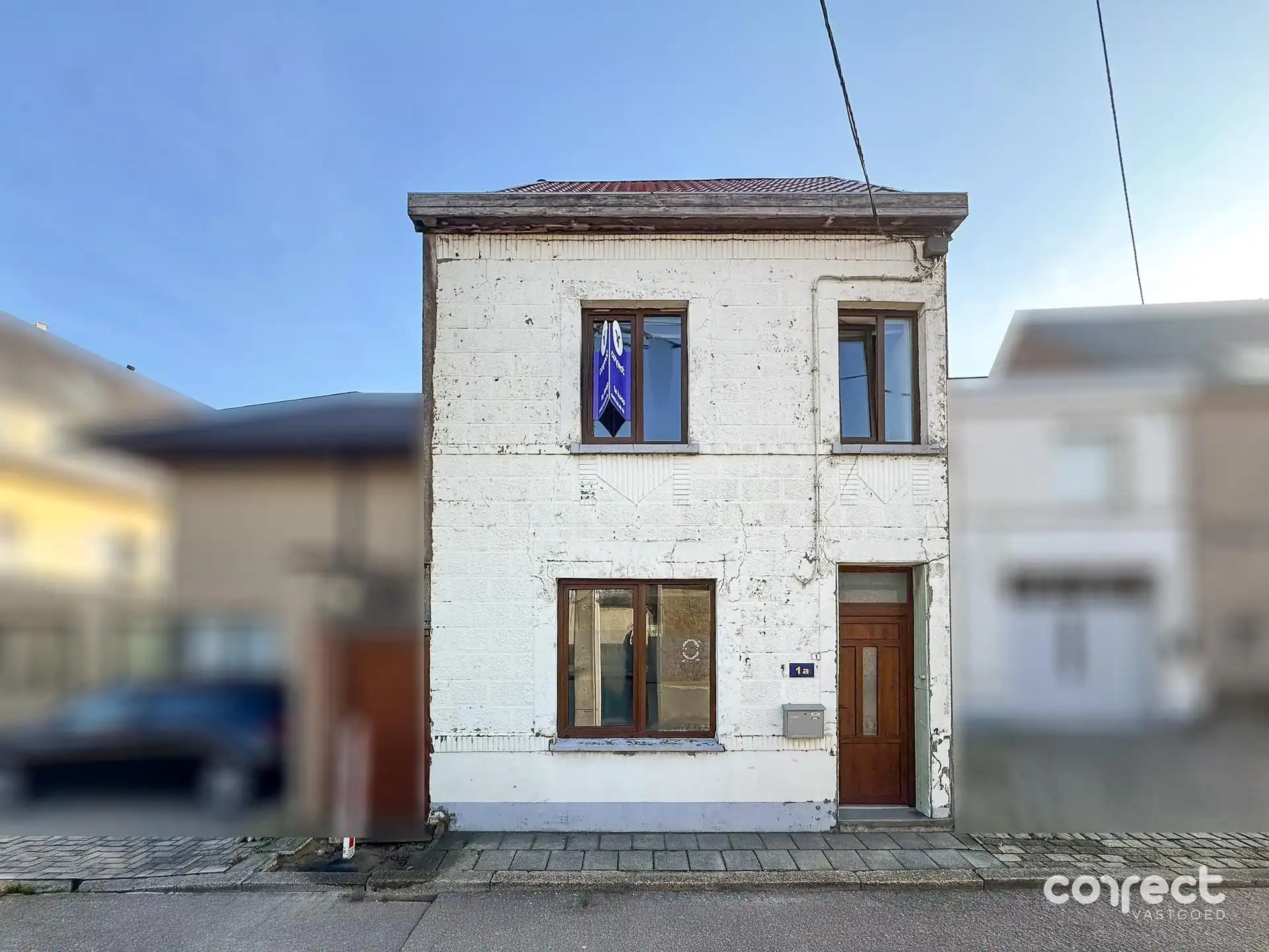 Hoofdfoto van de publicatie: Halfopen, deels gerenoveerde woning op een rustige en centrale ligging.