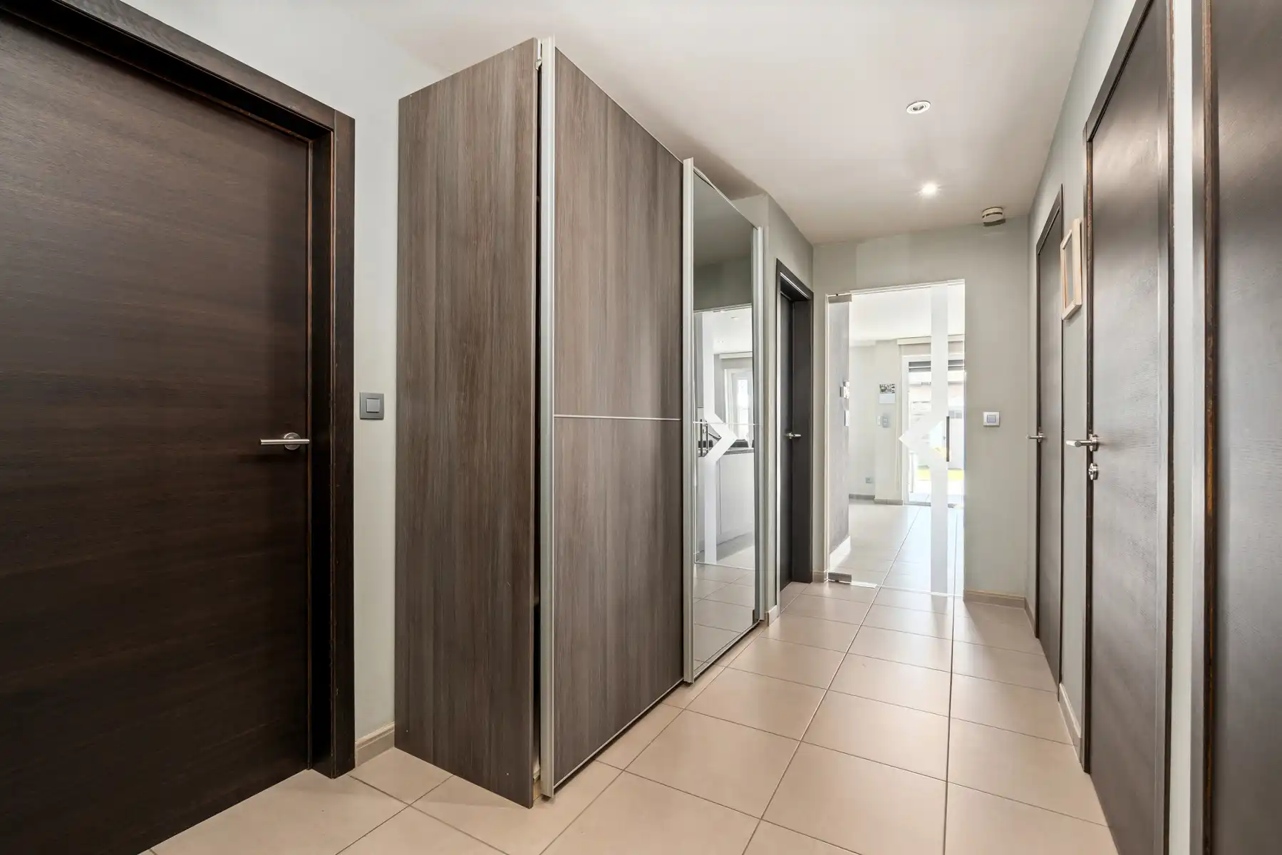 Instapklaar gelijkvloers appartement met tuin en garage foto 13