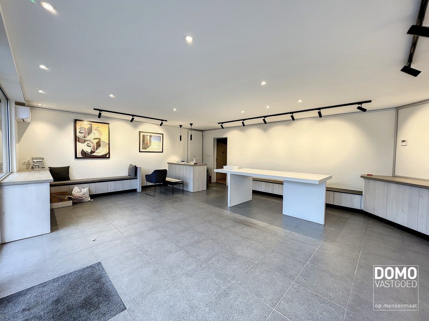 Commercieel gelegen handelspand met inclusief bovenliggend appartement te Kermt. foto 19