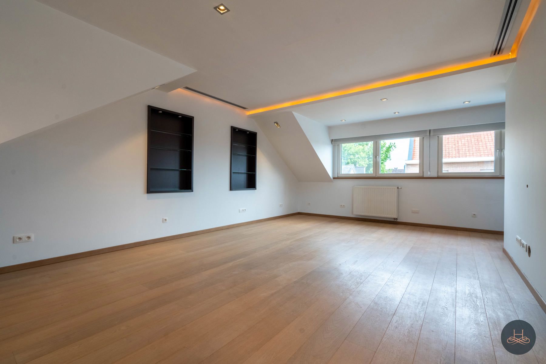 Ruim appartement met grote garage foto 9