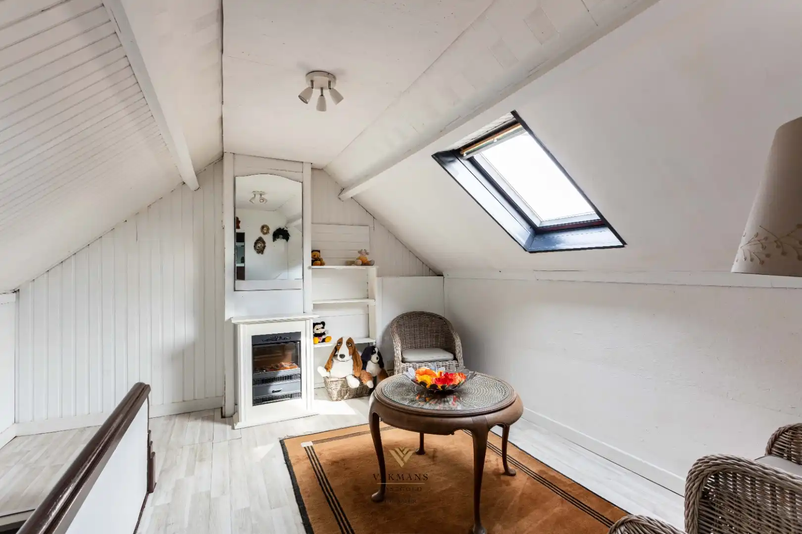 Ruime alleenstaande woning met garage in heuvelachtige omgeving foto 34