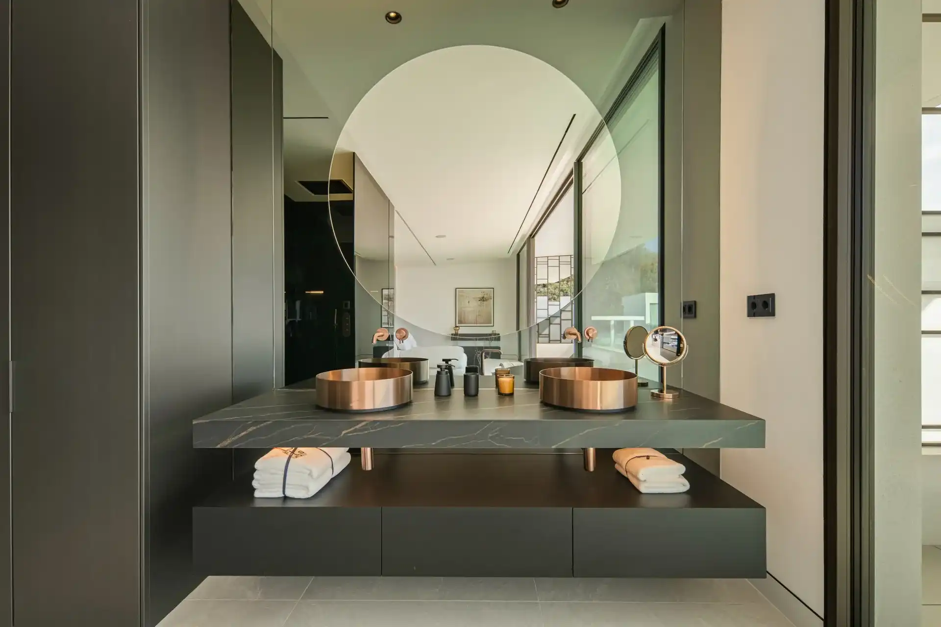 Exclusieve villa met resortgevoel in het meest prestigieuze deel van Marbella foto 20