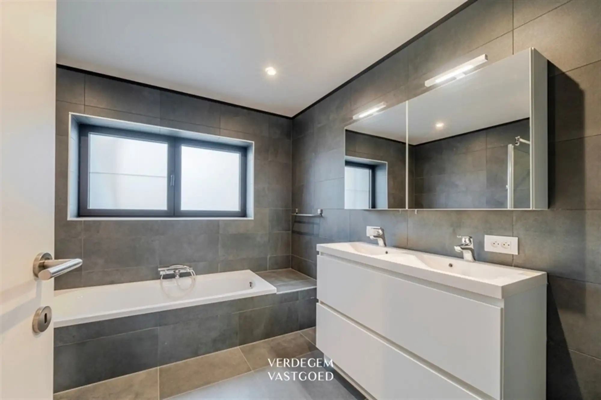 Moderne luxe en comfort in recente woning met 4 slaapkamers foto 15