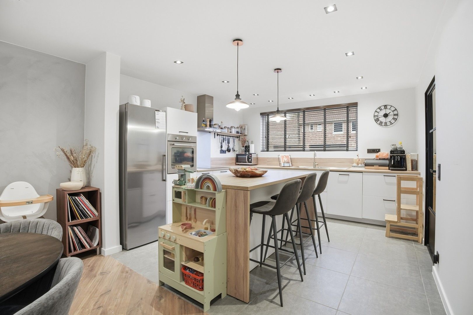 Halfopen bebouwing met uitweg en carport in het hartje van Zwevezele foto 3