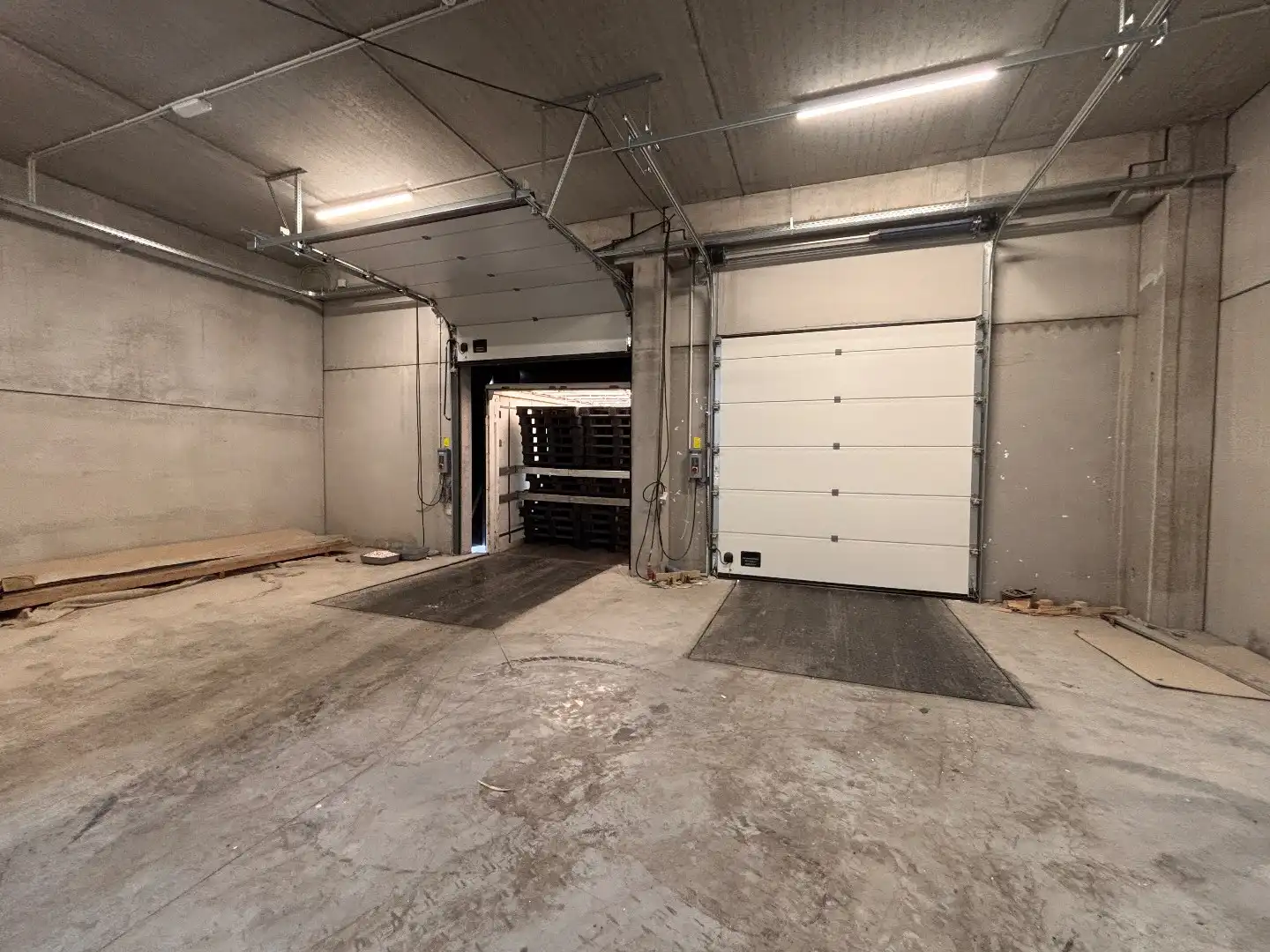 Logistieke bedrijfshal - 2765 m² - met 350 m² kantoren. Superligging! foto 5