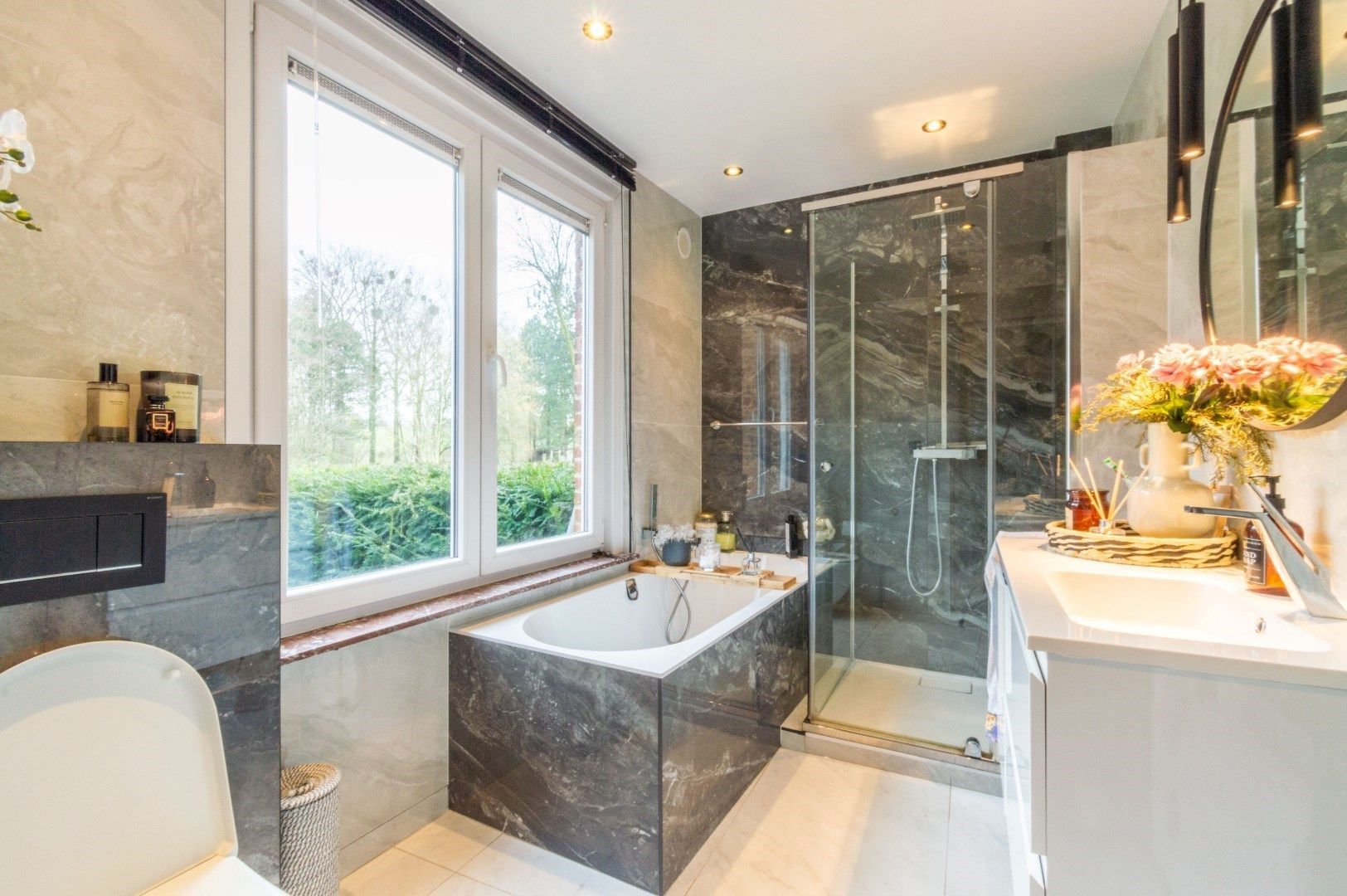 Ruime en gerenoveerde woning met 4 slaapkamers + garage! foto 12